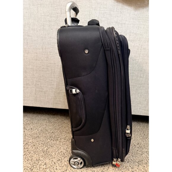 Travelpro Maxlite 2 Softside Expandable Upright 2 Wheel Luggage Carry On - Picture 4 of 14